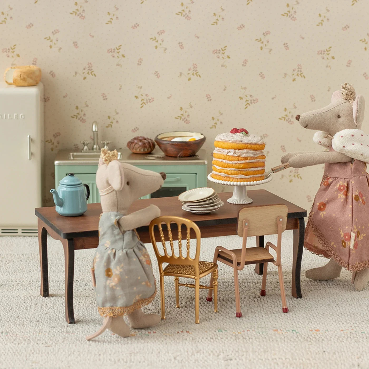 Party cake and cake stand Mouse