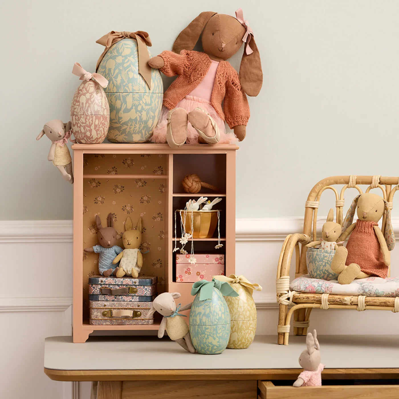 Easter egg with micro lamb Ostern